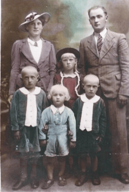 משפחתה של הלנה ב-1939. קיבלו את אסיה כאחת מהילדים