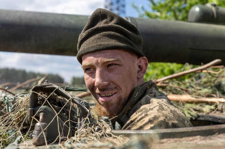 חייל אוקראיני בעיירה לימן במחוז דונייצק בחבל דונבאס אוקראינה מלחמה מול רוסיה