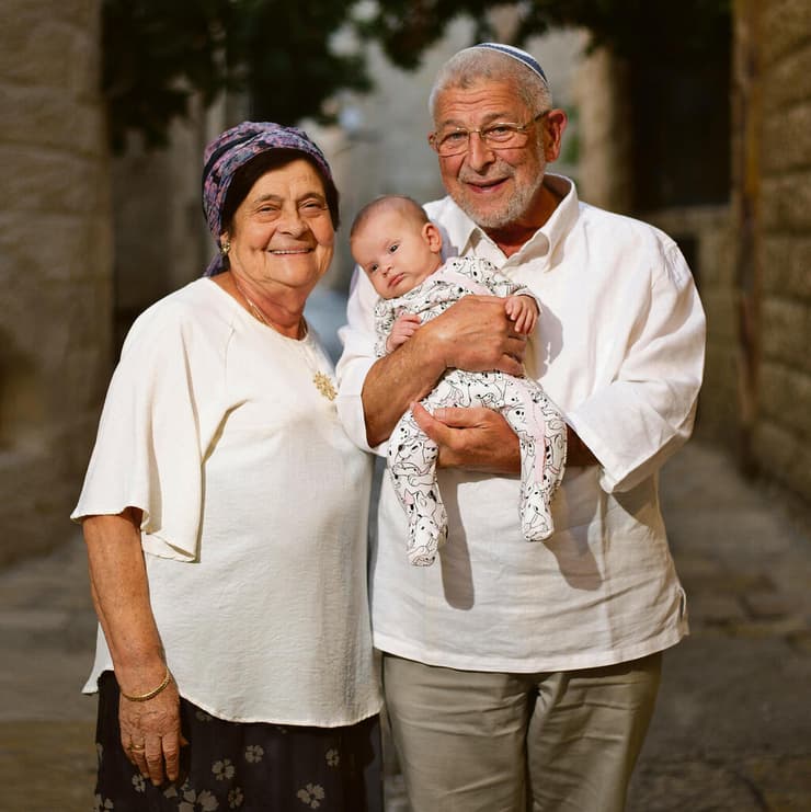 מאיה אתאלי, הנכדה הטרייה, בזרועותיהם של סבא יוסף וסבתא לאה