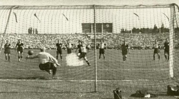 אוסקר רוהר מבקיע את הפנדל במשחק הגמר מול פרנקפורט (טוויטר) אוסקר רוהר מבקיע את הפנדל במשחק הגמר מול פרנקפורט