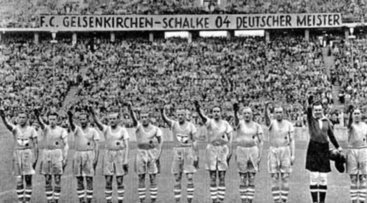 זכו לתמיכה גורפת מהשלטון. שחקני שאלקה חוגגים אליפות ב-1934 ומצדיעים במועל יד (טוויטר) זכו לתמיכה גורפת מהשלטון. שחקני שאלקה חוגגים אליפות ב-1934 ומצדיעים במועל יד