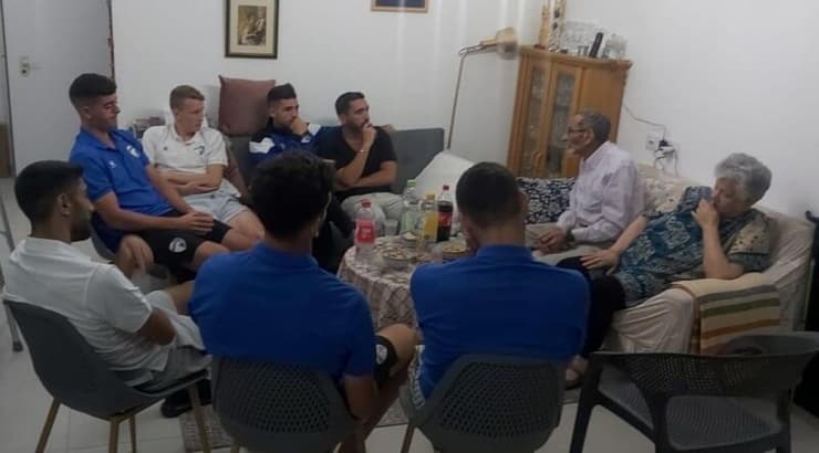 שחקני עירוני קריית שמונה עם שלום מסיקה (באדיבות המועדון) שחקני עירוני קריית שמונה עם שלום מסיקה