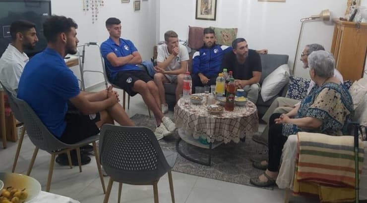 שחקני עירוני קריית שמונה עם שלום מסיקה (באדיבות המועדון) שחקני עירוני קריית שמונה עם שלום מסיקה