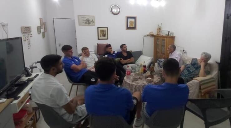 שחקני עירוני קריית שמונה עם שלום מסיקה (באדיבות המועדון) שחקני עירוני קריית שמונה עם שלום מסיקה