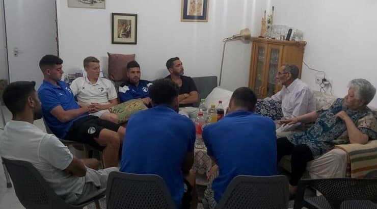 שחקני עירוני קריית שמונה עם שלום מסיקה (באדיבות המועדון) שחקני עירוני קריית שמונה עם שלום מסיקה