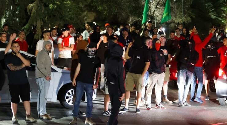 אוהדי הפועל ת"א מוחים מחוץ לביתו של שרון ניסנוב