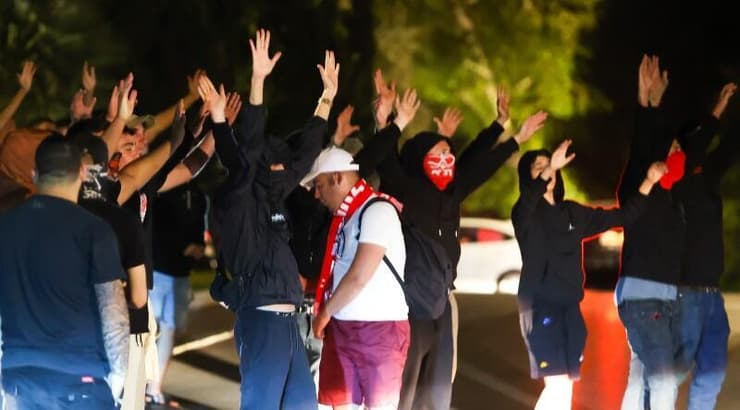 אוהדי הפועל ת"א מוחים מחוץ לביתו של שרון ניסנוב