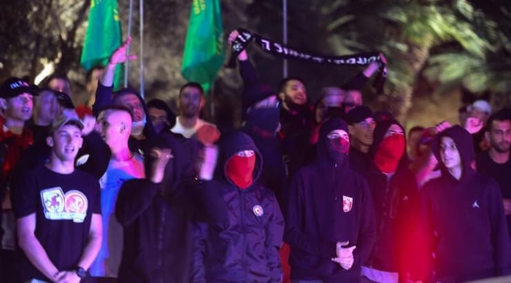 אוהדי הפועל ת"א מוחים מחוץ לביתו של שרון ניסנוב