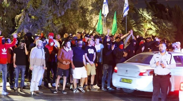 אוהדי הפועל ת"א מוחים מחוץ לביתו של שרון ניסנוב