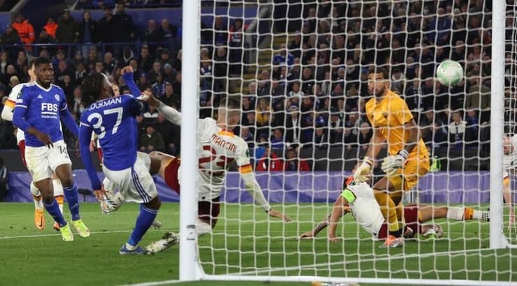 אדמולה לוקמן כובש מקרוב (רויטרס) אדמולה לוקמן כובש מקרוב