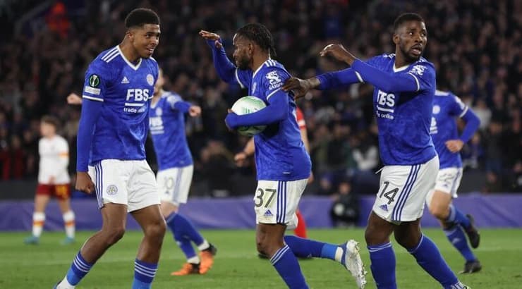 אדמולה לוקמן חוגג עם שחקני לסטר (רויטרס) אדמולה לוקמן חוגג עם שחקני לסטר