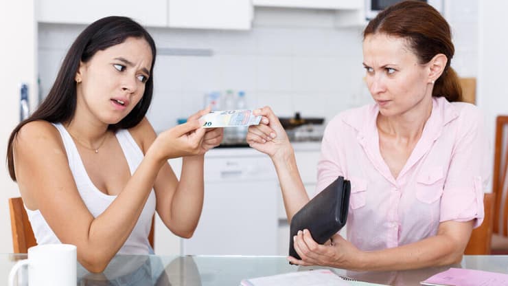 אמא ובת מתווכחות על כסף. אילוסטרציה
