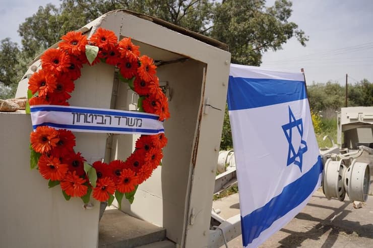 הצבת דגלי ישראל על המשוריינים בשער הגיא