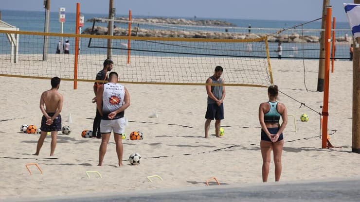 צילום: מוטי קמחי צפירה בחוף הים בתל אביב