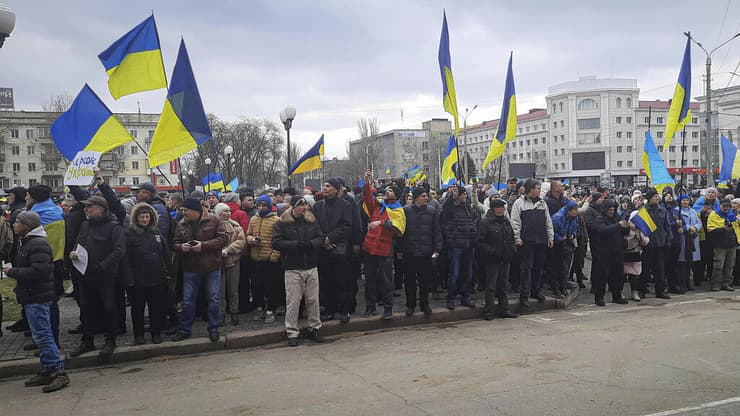 אוקראינה העיר חרסון מפגינים נגד רוסיה ב כיכר החירות 5 מרץ אחרי שנכבשה