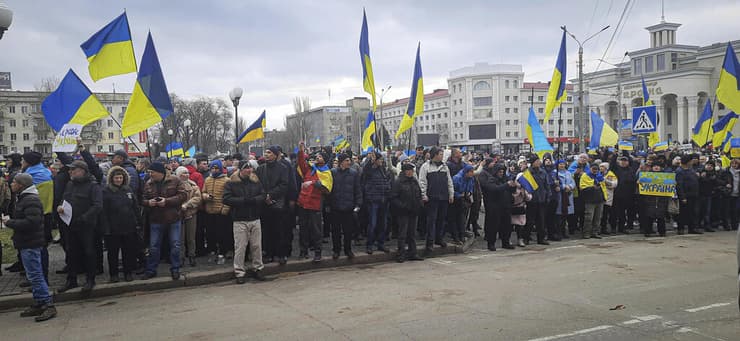 אוקראינה העיר חרסון מפגינים נגד רוסיה ב כיכר החירות 5 מרץ אחרי שנכבשה