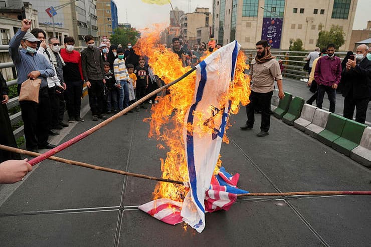 שורפים את דגלי ישראל, אנגלית וארצות הברית ביום ירושלים בטהרן, אירן
