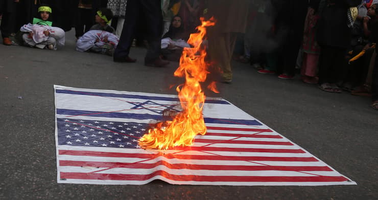 שריפת דגלי ארה"ב וישראל במסגרת אירועי יום אל קודס בקראצ'י, פקיסטן