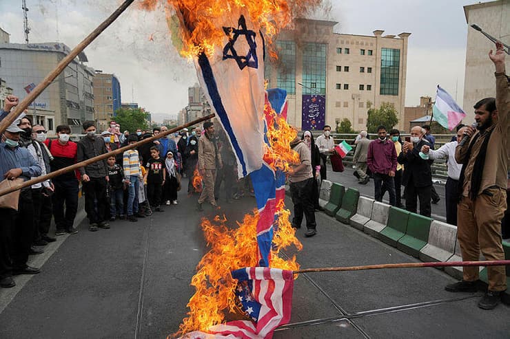 שורפים את דגלי ישראל, אנגלית וארצות הברית ביום ירושלים בטהרן, אירן