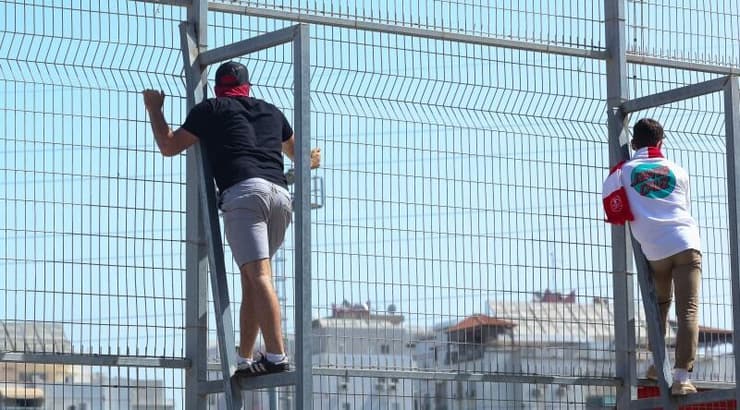 אוהדי הפועל ת"א באימון (שחר גרוס) אוהדי הפועל ת"א באימון