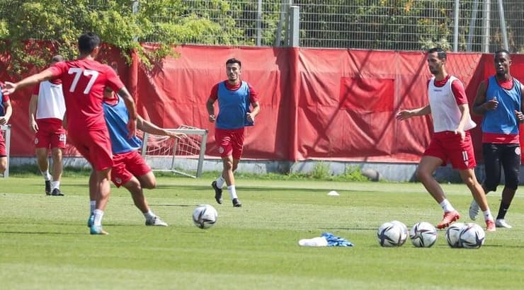 שחקני הפועל תל אביב במהלך האימון (שחר גרוס) שחקני הפועל תל אביב במהלך האימון