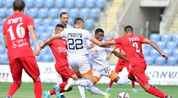 שחקני כפר קאסם ובני יהודה במאבק