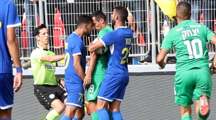 שחקני ריינה וכפר סבא בעימות