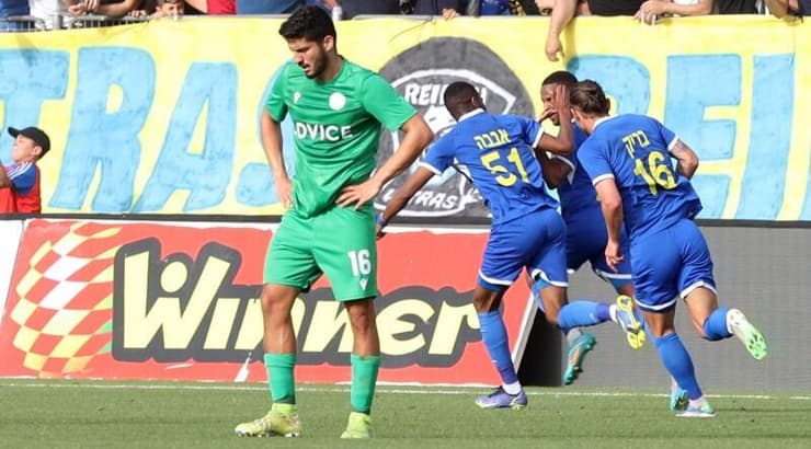 שחקני בני ריינה חוגגים