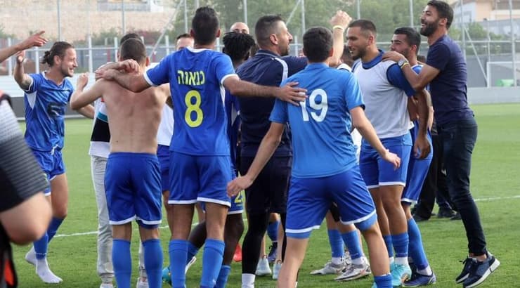 שחקני בני ריינה חוגגים