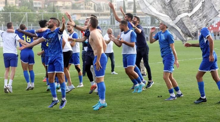 שחקני בני ריינה חוגגים