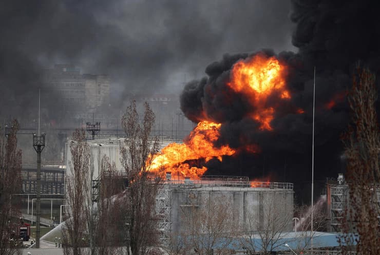 אש בבית זיקוק ב אודסה אוקראינה