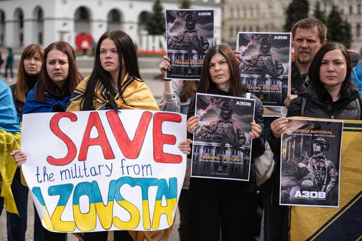 הפגנה מפגינות ב קייב לשלום המתבצרים ב מפעל אזובסטל מריופול אוקראינה