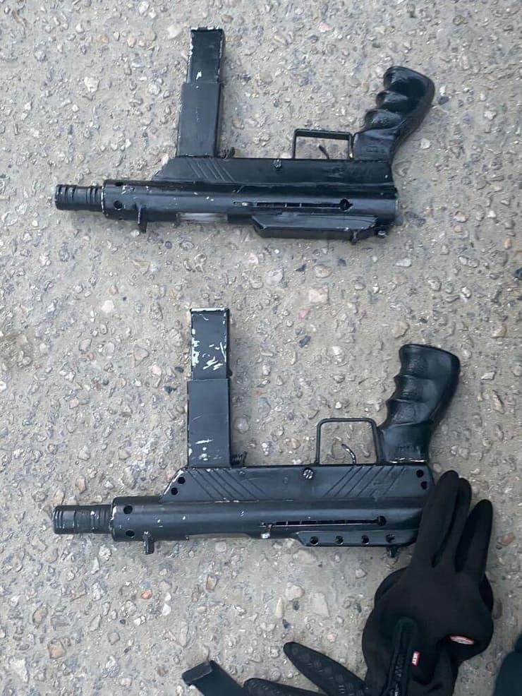 כלי הנשק שנתפסו במעצר המחבלים מהפיגוע באריאל