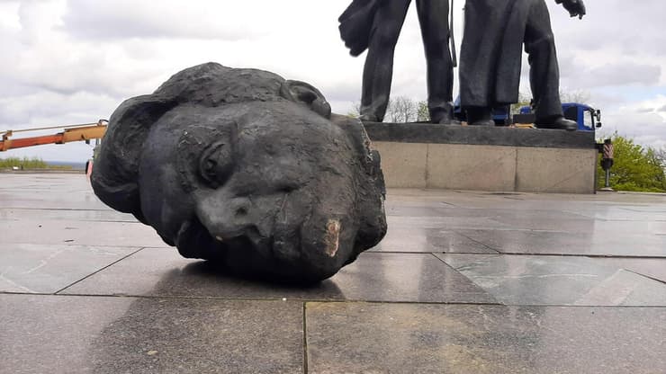 פסל מהתקופה הסובייטית בקייב שתיאר שותפות אוקראינית-רוסית - ונהרס השבוע כמחאה על הפלישה 