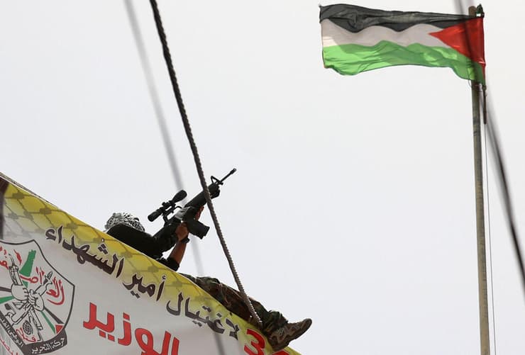 פלסטיני מכוון נשק בעזון, שומרון