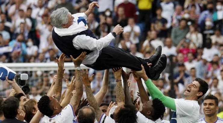 שחקני ריאל מדריד מניפים את אנצ'לוטי (רויטרס) שחקני ריאל מדריד מניפים את אנצ'לוטי