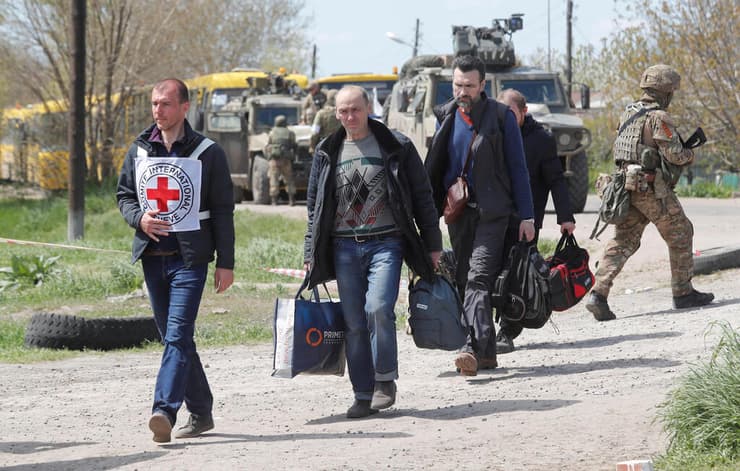 אוקראינה אזרחים שפונו ממפעל אזובסטל ב מריופול ומסביבתו מגיעים למחנה בכפר במחוז דונייצק