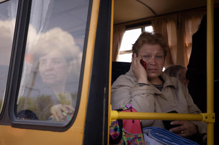 תושבים מ מריופול שהסתתרו במפעל אזובסטל מגיעים לעיר זפוריז'יה ב אוקראינה
