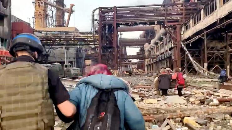 תושבים מ מריופול שהסתתרו במפעל אזובסטל מגיעים לעיר זפוריז'יה ב אוקראינה
