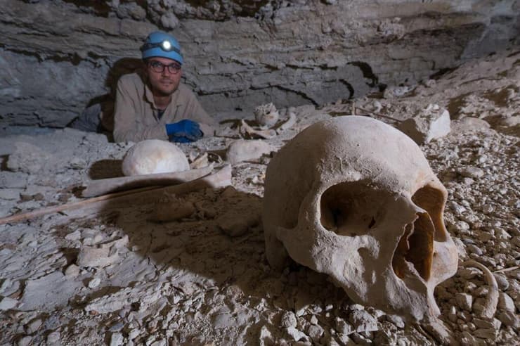 ‎שרידים אנושיים במערה בדרום מדבר יהודה. ממצאים שמשתמרים היטב בשל היובש באזור והניתוק מתחת לאדמה