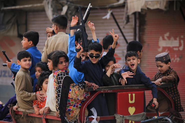 עיד אל פיטר ילדים חוגגים ב פקיסטן פשאוור