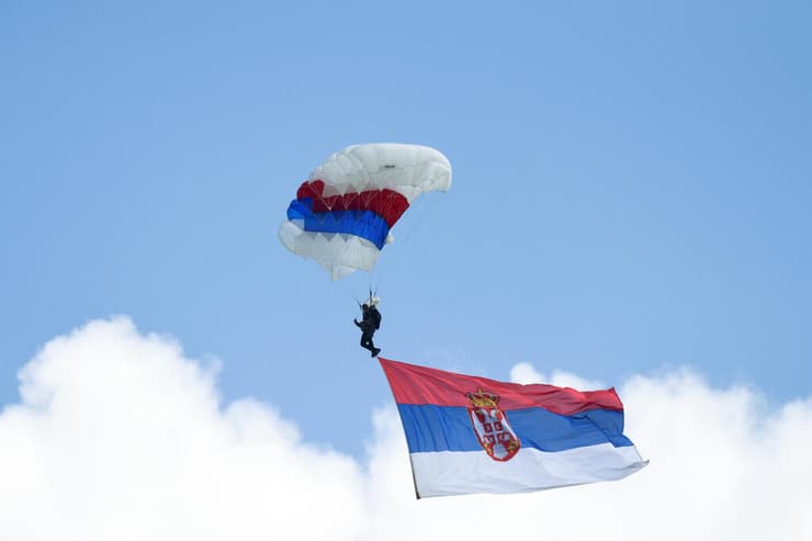 סרביה תרגיל צבאי הצגת מערכת טילים נגד מטוסים שנקנתה מ סין
