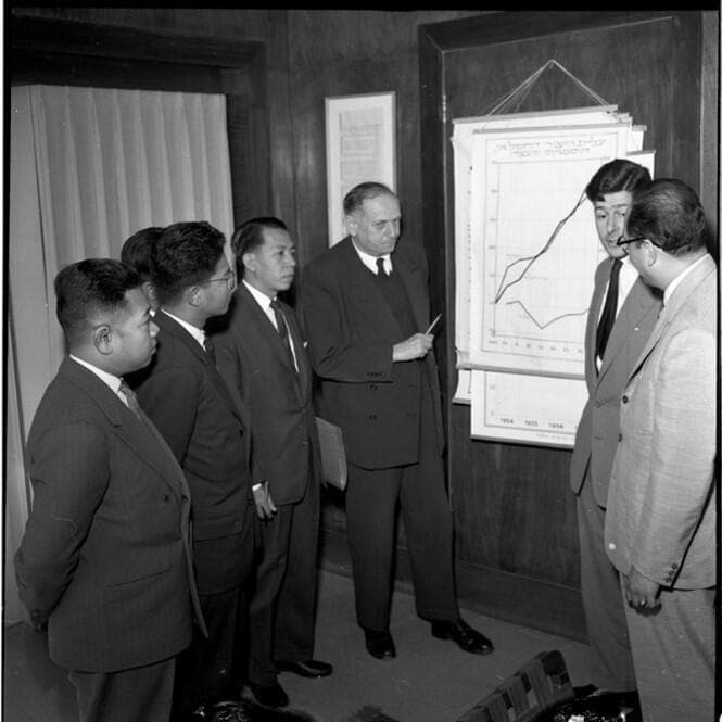 הורוביץ עם נציגים מקמבודיה בביקור בארץ ב-1959