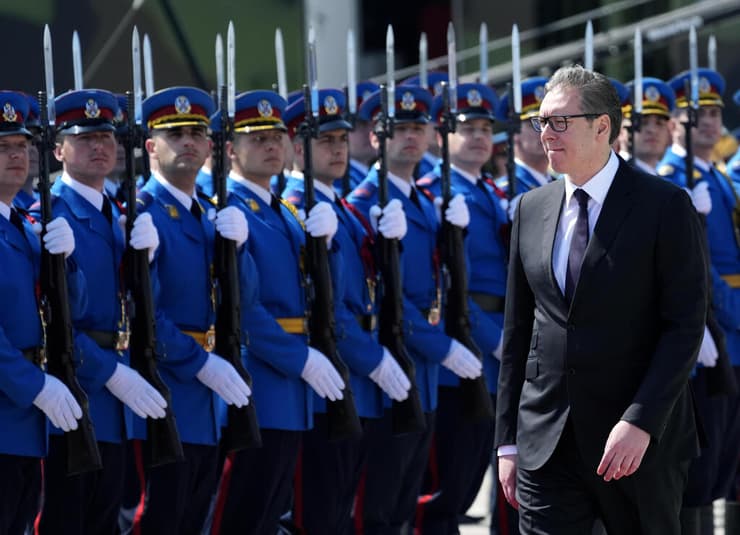 נשיא סרביה אלכסנדר ווצ'יץ' תרגיל צבאי הצגת מערכת טילים נגד מטוסים שנקנתה מ סין