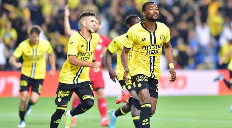 פטריק טוואמסי חוגג