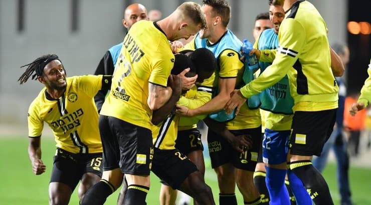 שחקני מכבי נתניה חוגגים עם פארפה גויאגון