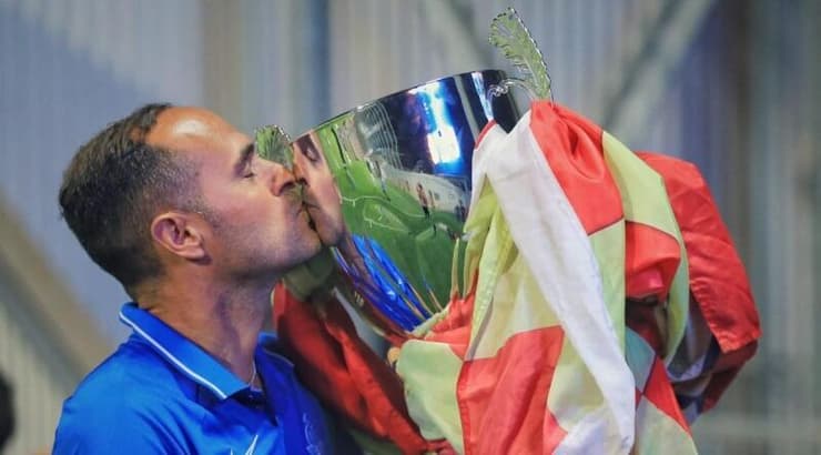 איב שריקי עם הגביע (באדיבות טל אקוקה) איב שריקי עם הגביע