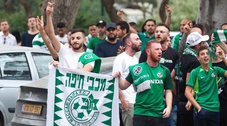 אוהדי מכבי חיפה מפגינים מול ההתאחדות (שחר גרוס) אוהדי מכבי חיפה מפגינים מול ההתאחדות
