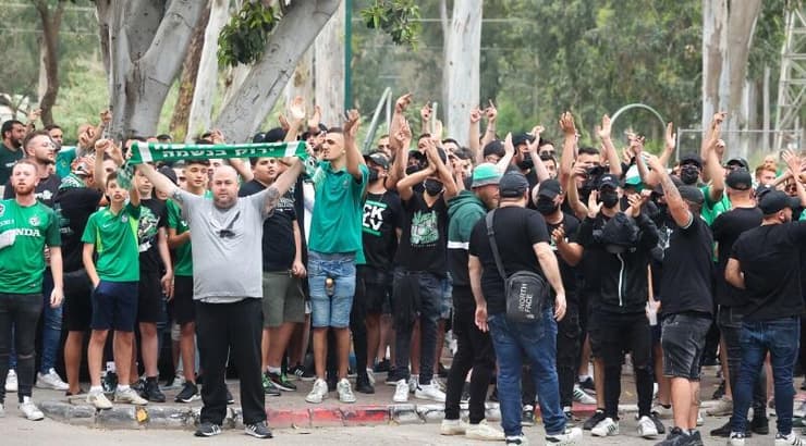 אוהדי מכבי חיפה מפגינים מול ההתאחדות
