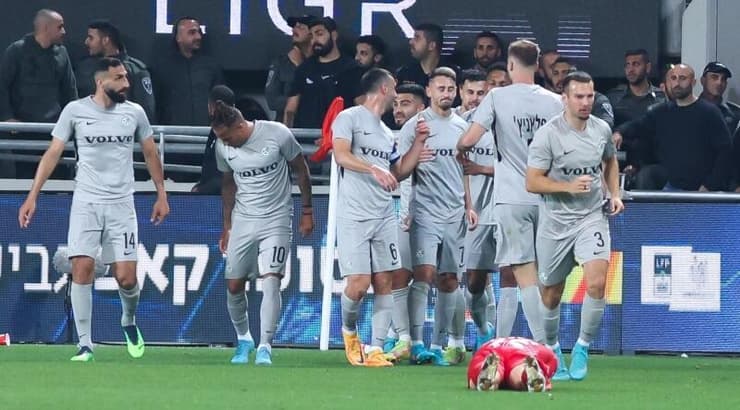 שחקני מכבי חיפה חוגגים